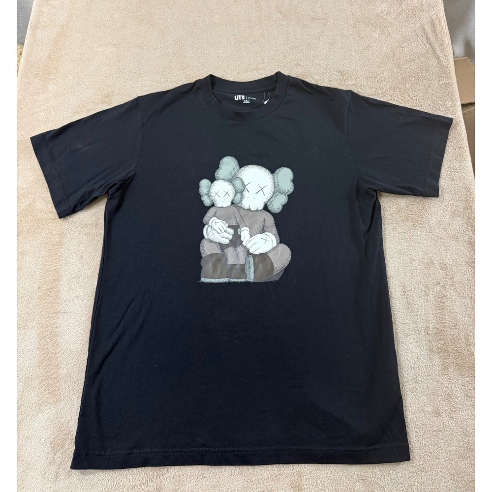 KAWS x Uniqlo UT T-shirt Mens size Meduim Black Graphic short sleeve EUC